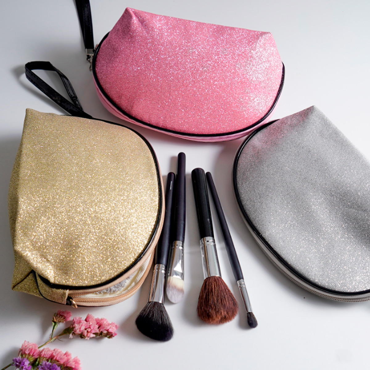 Cosmetiquera de poliéster con acabado glitter, cierre, orilla y correa de plástico intercambiable de 15.2 x 1.2 cm. DORADO