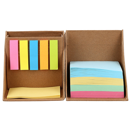 Estuche ecológico en forma de cubo. Contiene porta plumas, block de hojas cuadradas, block de notas amarillas y 5 tiras de banderas adhesivas de colores. CARTON