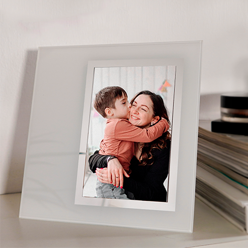 Portarretratos de cristal con soporte plegable. Medidas de espacio para fotografía: 9.7 x 14.4 cm. BLANCO