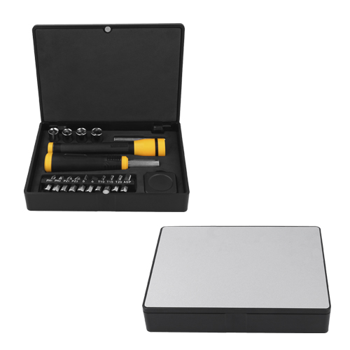 Set de herramientas en estuche de plástico con acabado metalizado y broche de imán que contiene: lámpara LED que funciona con 2 baterías AAA (no incluidas), desarmador con 10 puntas intercambiables, flexómetro de 1 m, 4 dados y adaptador para dados. NEGRO